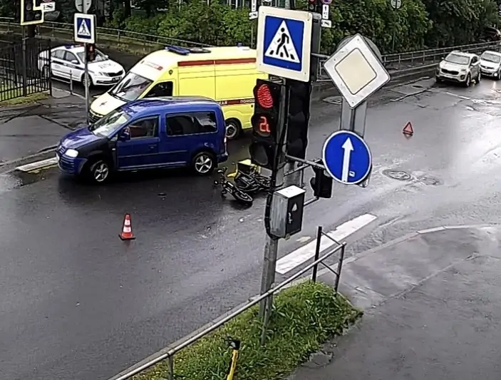 Курьера после жесткого ДТП в центре Петрозаводска увезли на скорой