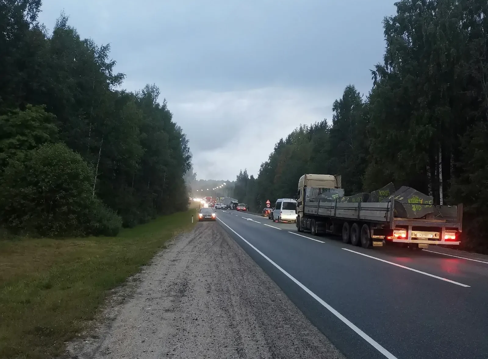 Большая пробка образовалась из-за аварии в Прионежском районе