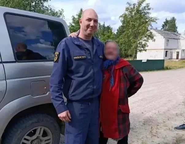 Вернулась со спасателями и ведром черники: пенсионерка провела ночь в карельском лесу