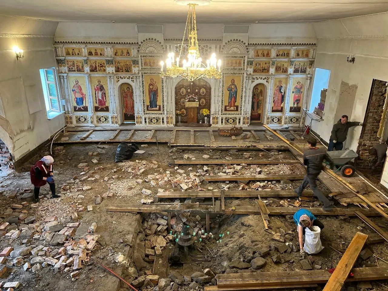 Тайны под полом: в храме в Медвежьегорске нашли старинный фундамент и загадочный артефакт