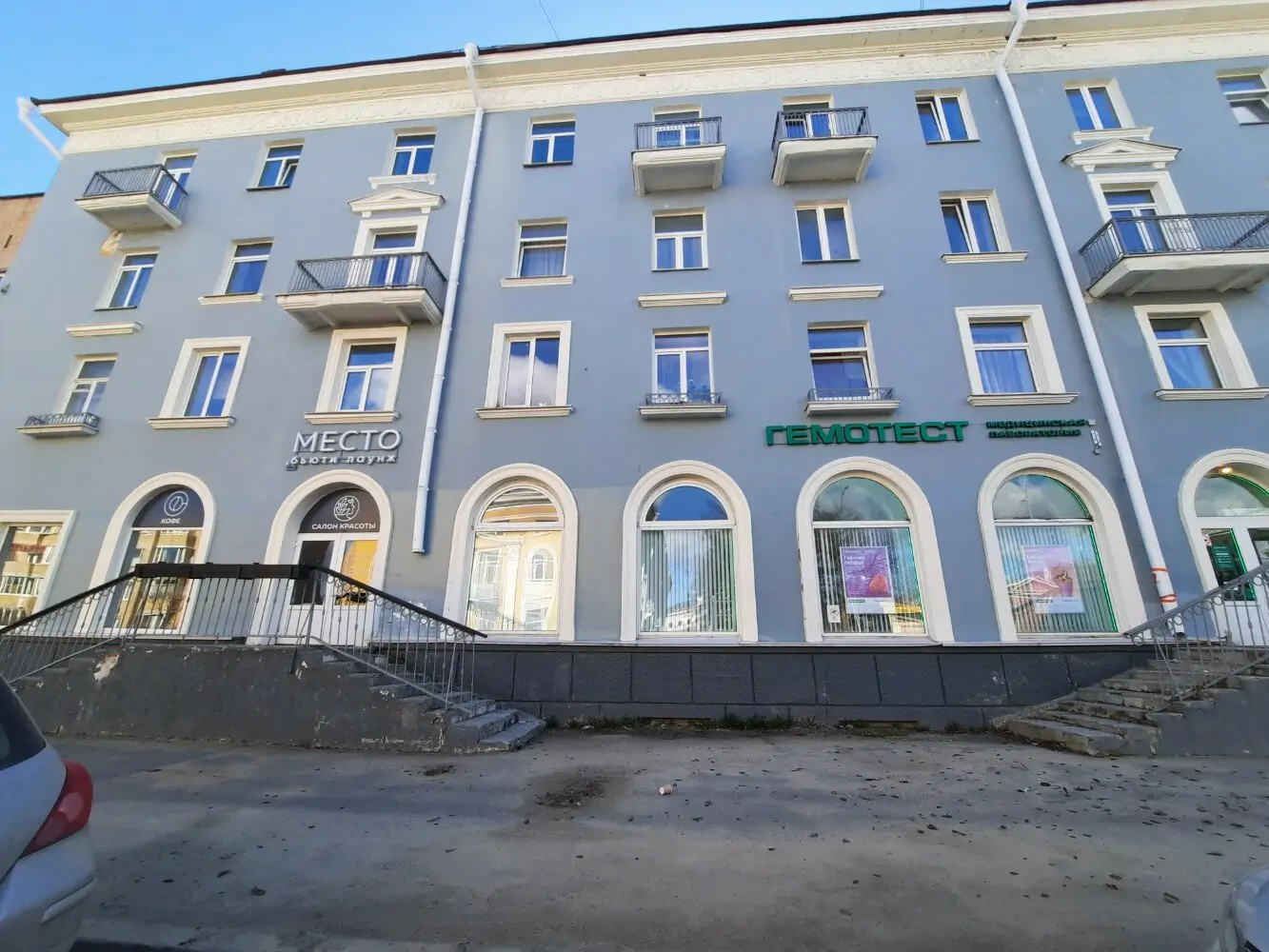 С балкона дома в центре Петрозаводска на прохожих сыплется штукатурка