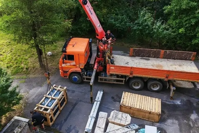 Новый пассажирский лифт начали устанавливать в Кондопожской ЦРБ