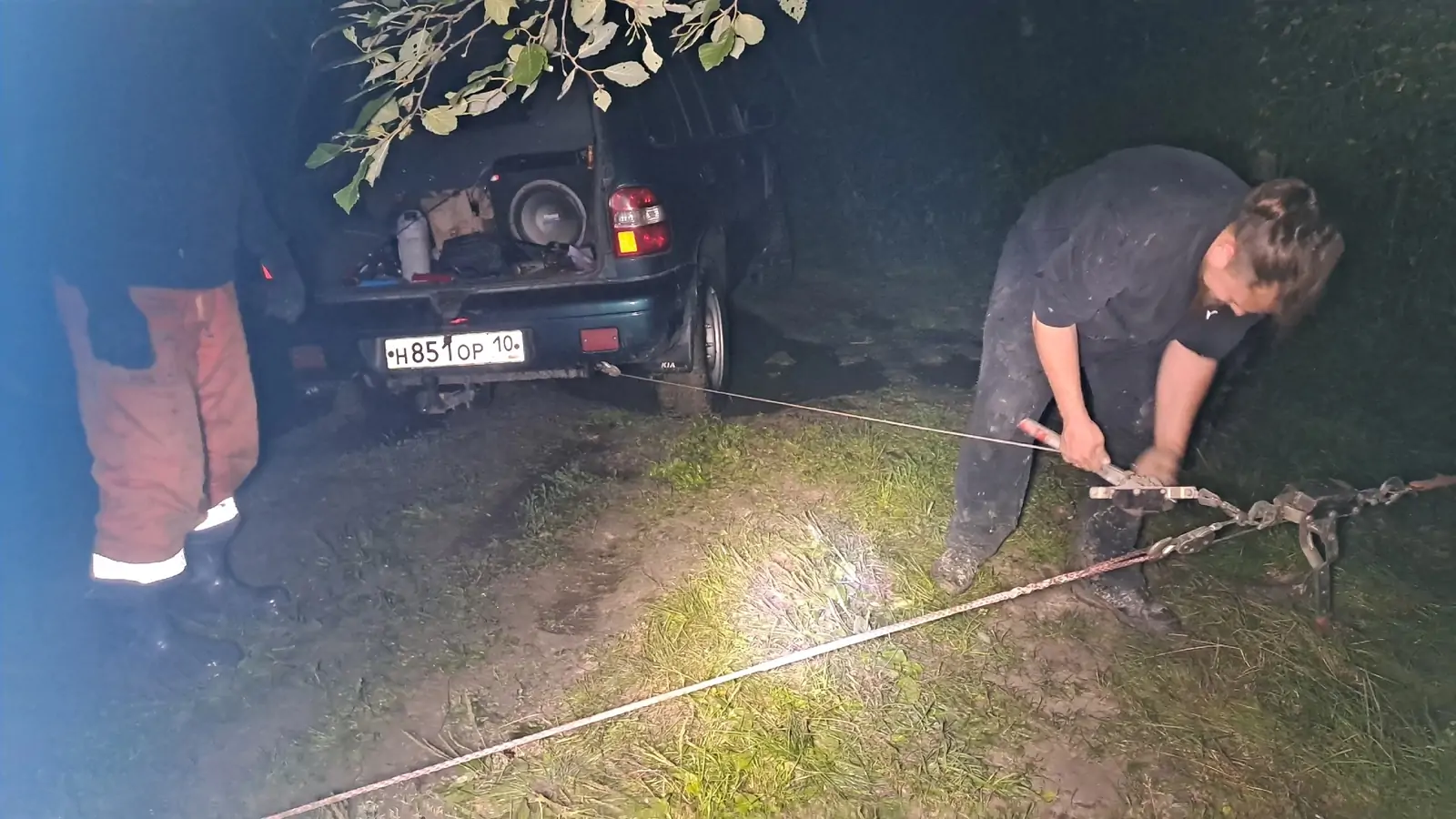 Поисковики ночью нашли и вытащили застрявший автомобиль с людьми в Карелии