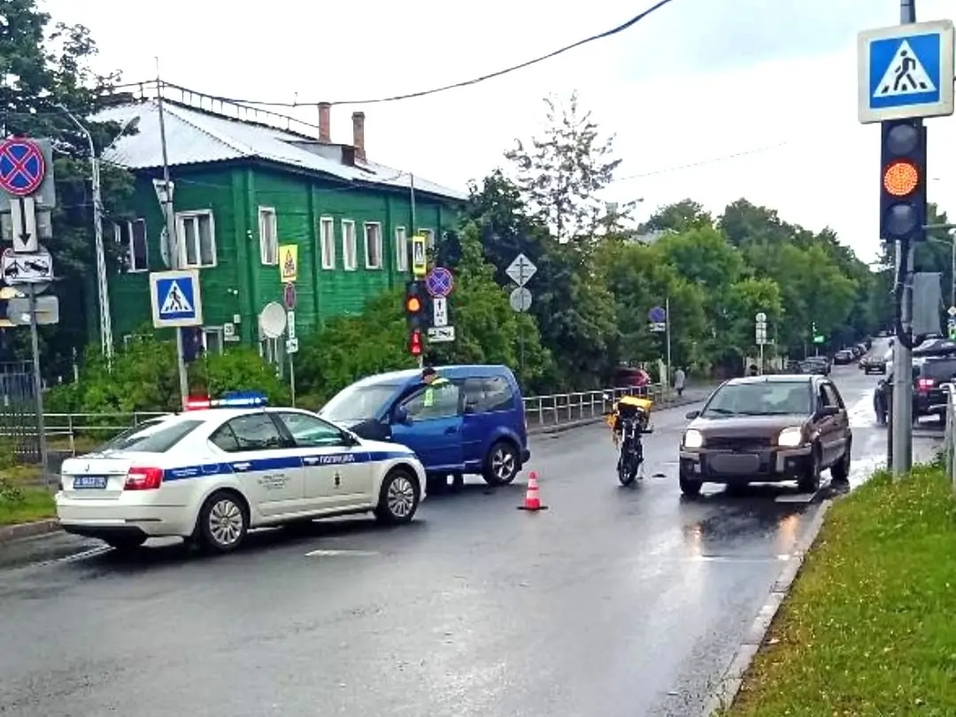 Появились подробности жуткой аварии с доставщиком в центре Петрозаводска