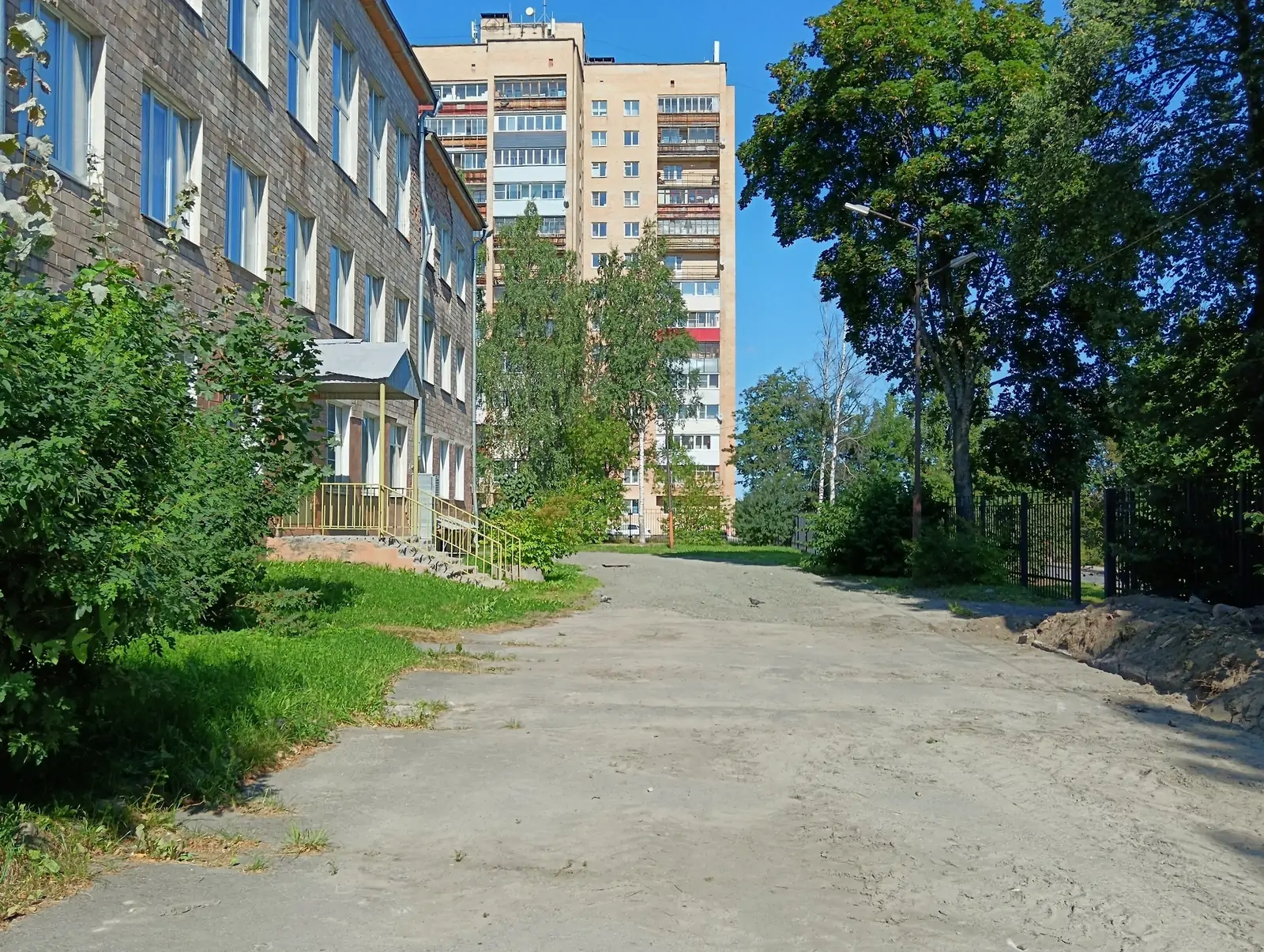 Волонтеры помогли решить проблему с подтоплением у школы в Петрозаводске