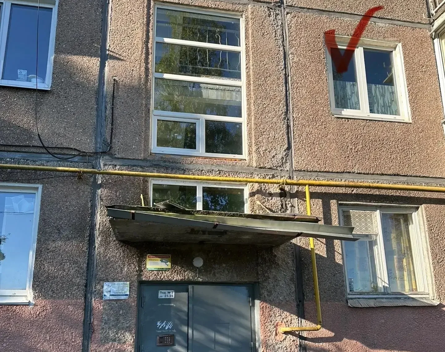 Неадекваты запрыгивают по газовой трубе в квартиру на Ключевой