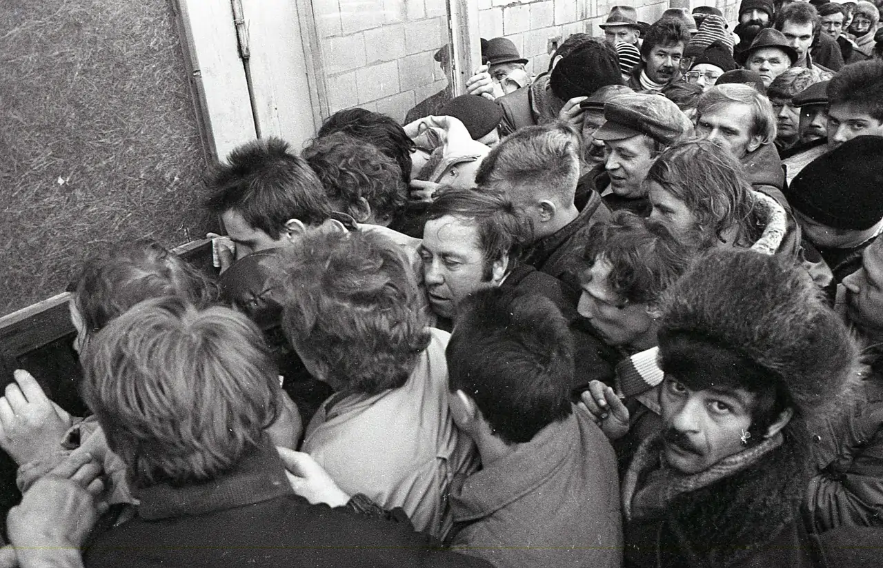 Талоны, очереди и оптимизм: архивные фотографии конца 80-х в Петрозаводске