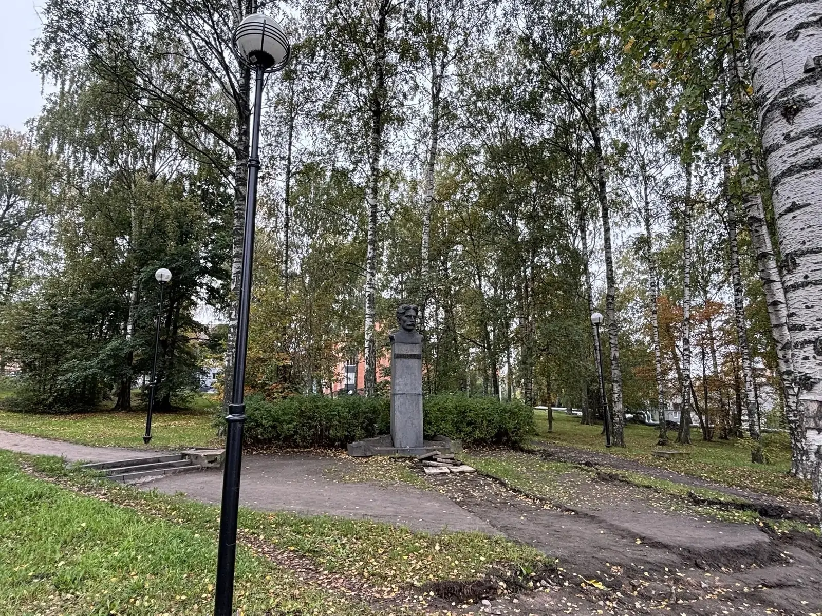 Малиновый кварцит с Онежской набережной используют в парке Петрозаводска