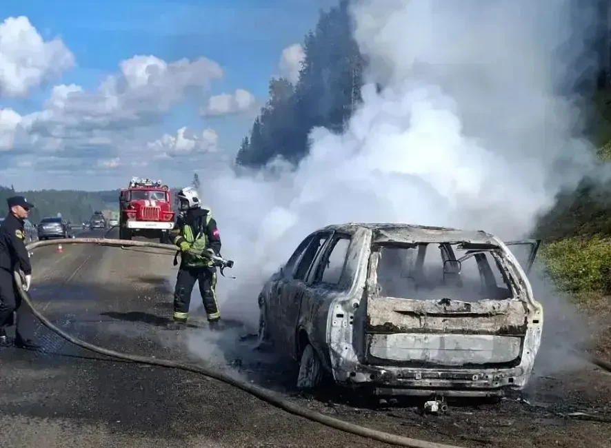 Автомобиль полностью сгорел на трассе «Кола» в Карелии