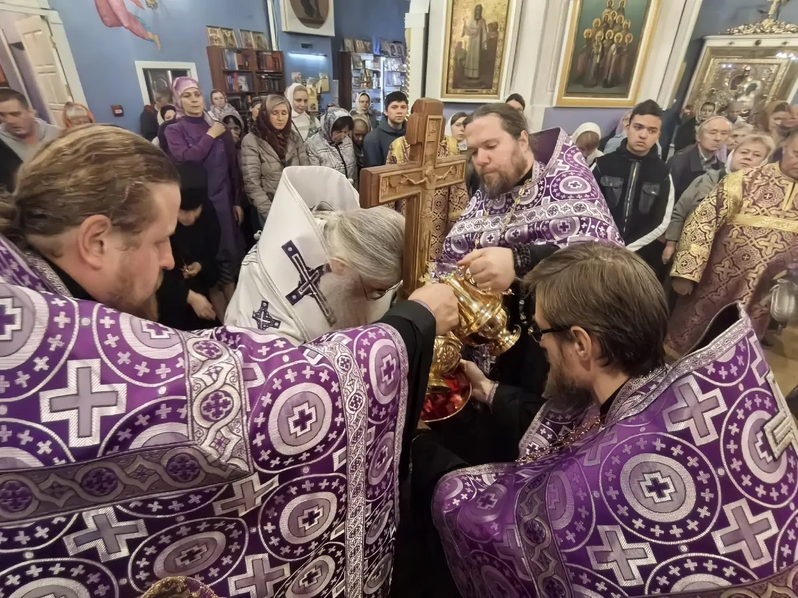 Митрополит Константин совершил чин воздвижения Креста в Петрозаводске