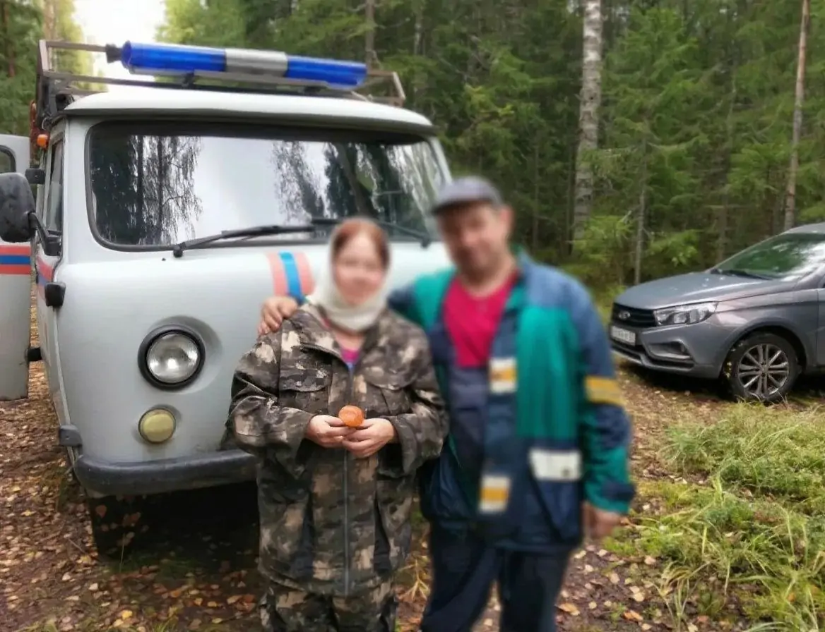Спасатели нашли и вывели из леса семейную пару в Прионежье