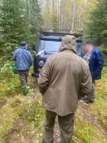 Спасатели в лесном массиве