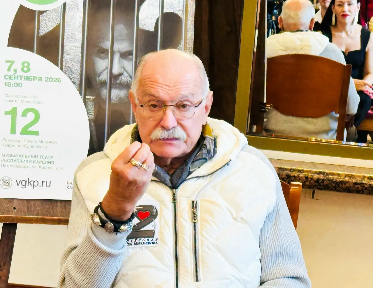 Никита Михалков разговаривает с журналистами