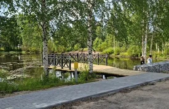 Территорию у пруда в поселке Карелии благоустроили в третий раз