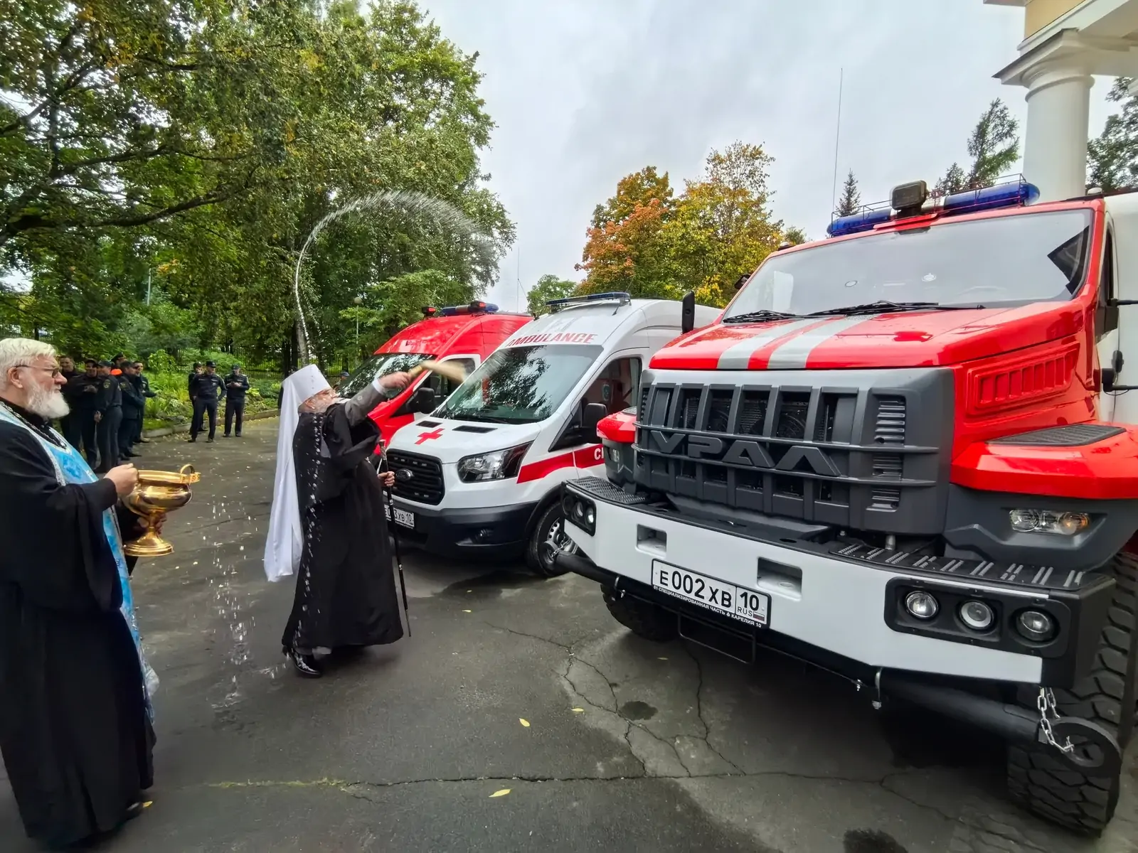 Митрополит Константин благословил спасателей МЧС в Петрозаводске
