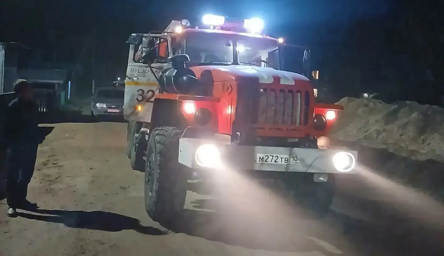 Жилой дом полыхал в поселке на севере Карелии