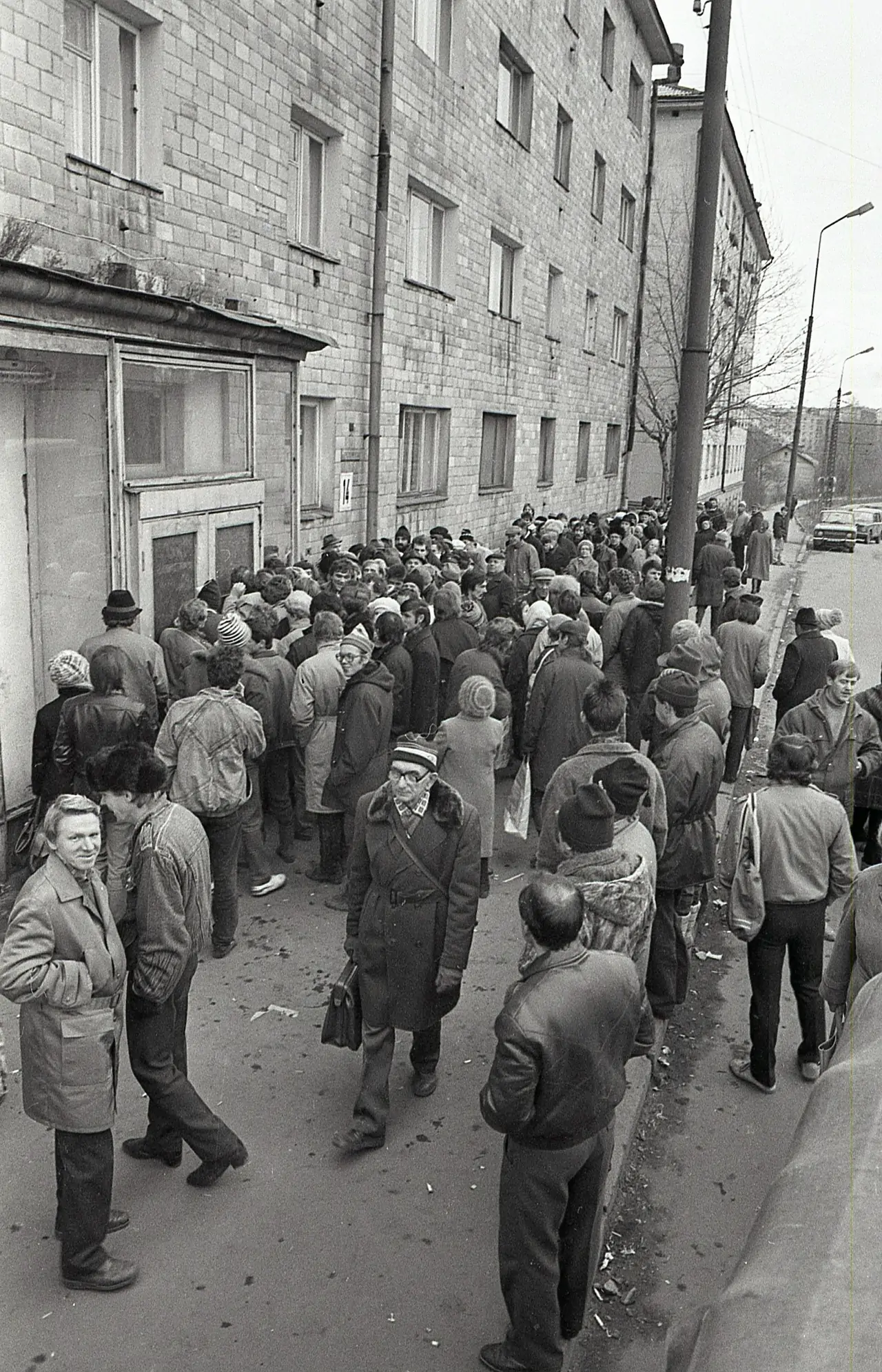Талоны, очереди и оптимизм: архивные фотографии конца 80-х в Петрозаводске