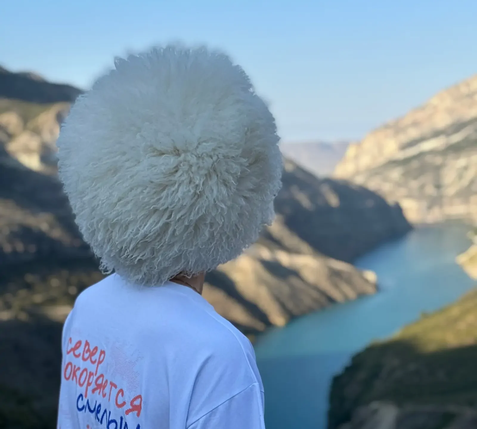 мужчина смотрит на горы и реку