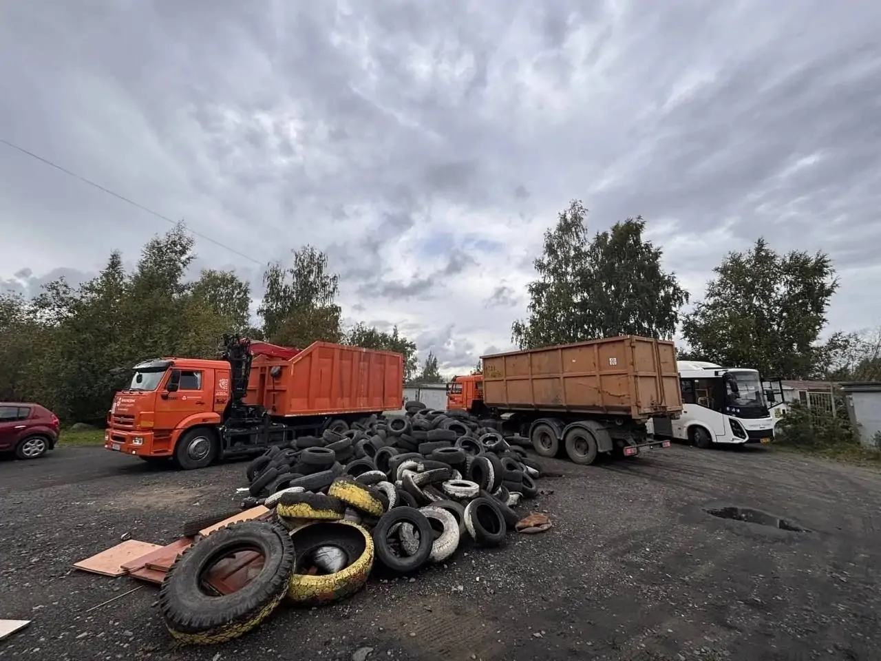 Гору старых покрышек вывезли с одной из улиц в Петрозаводске