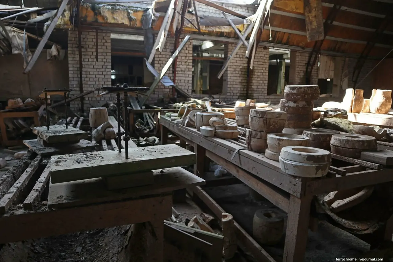 Руины комбината керамики и горшки