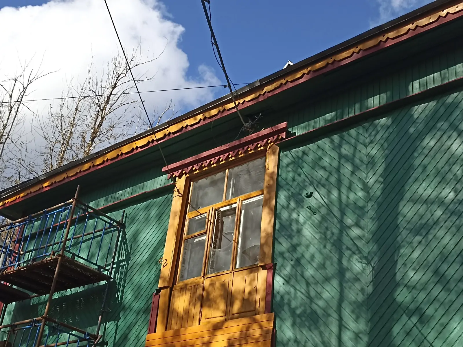 В Сегеже волонтеры докрасили фасад «Дома со шпилем» на улице Гагарина