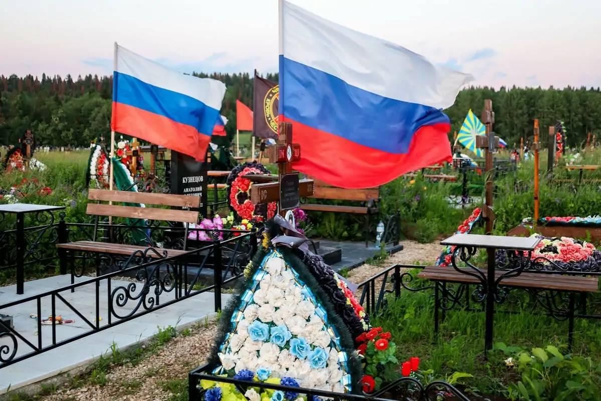 Старые флаги с почётных захоронений попросили не выбрасывать в Кондопоге