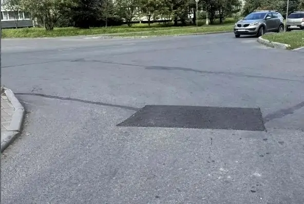 Яма у дома на Лососинском шоссе в Петрозаводске исчезла после жалобы