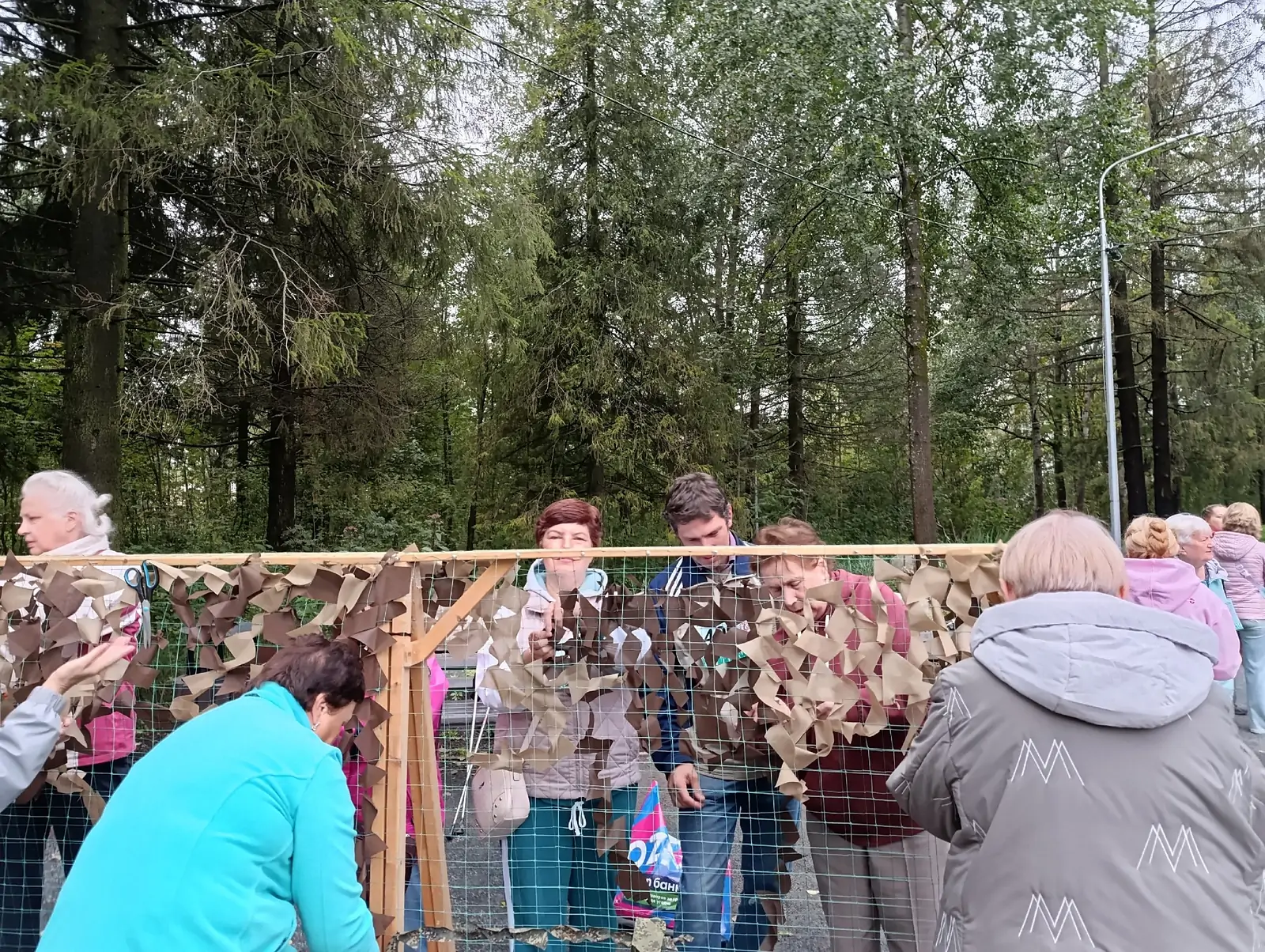 Волонтеры провели мастер-класс по маскировочным сетям в парке Петрозаводска