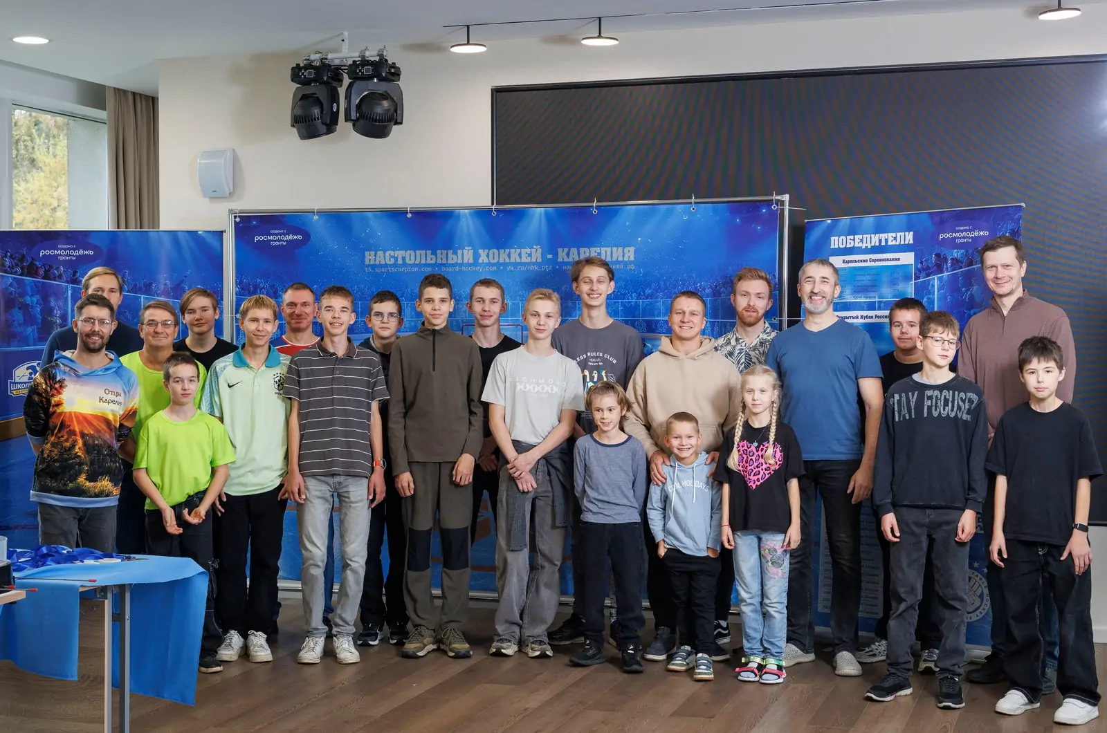 Спортсмены по настольному хоккею в Петрозаводске