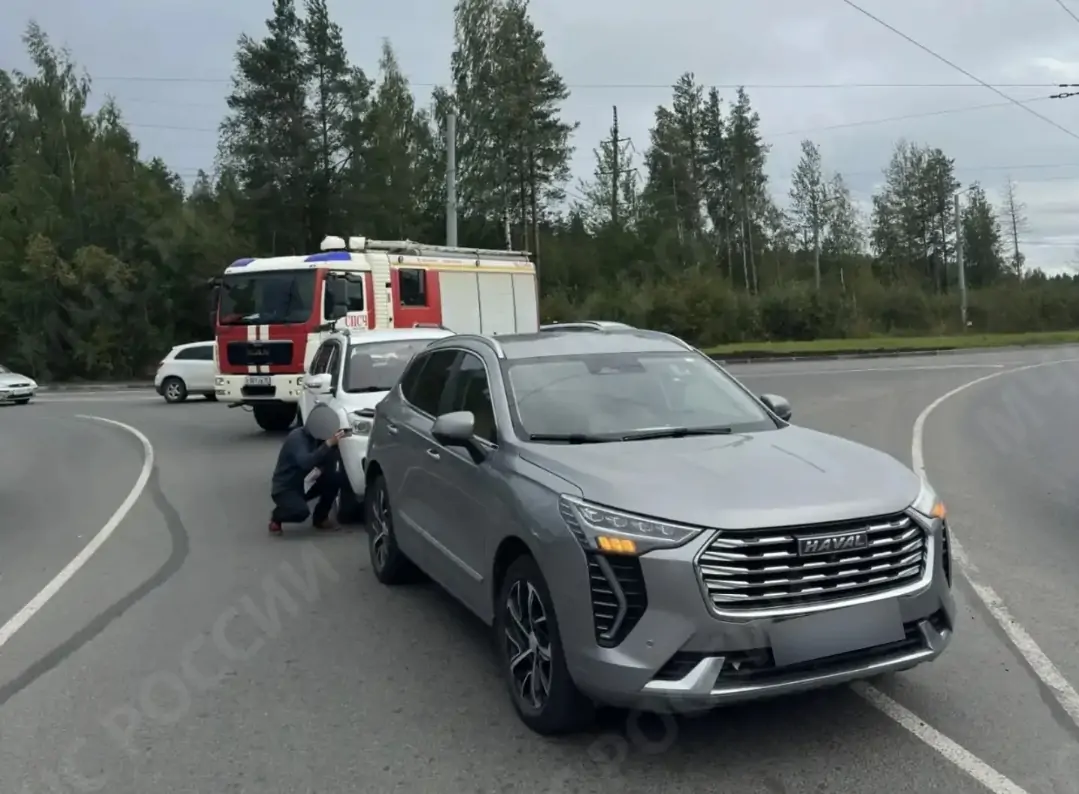 Автомобили столкнулись на оживленном кольце в Петрозаводске