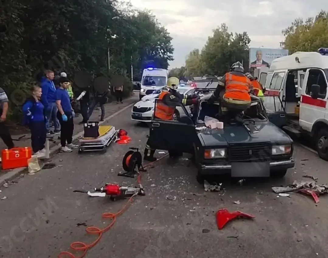 Мотоцикл разбился в массовой аварии в Петрозаводске
