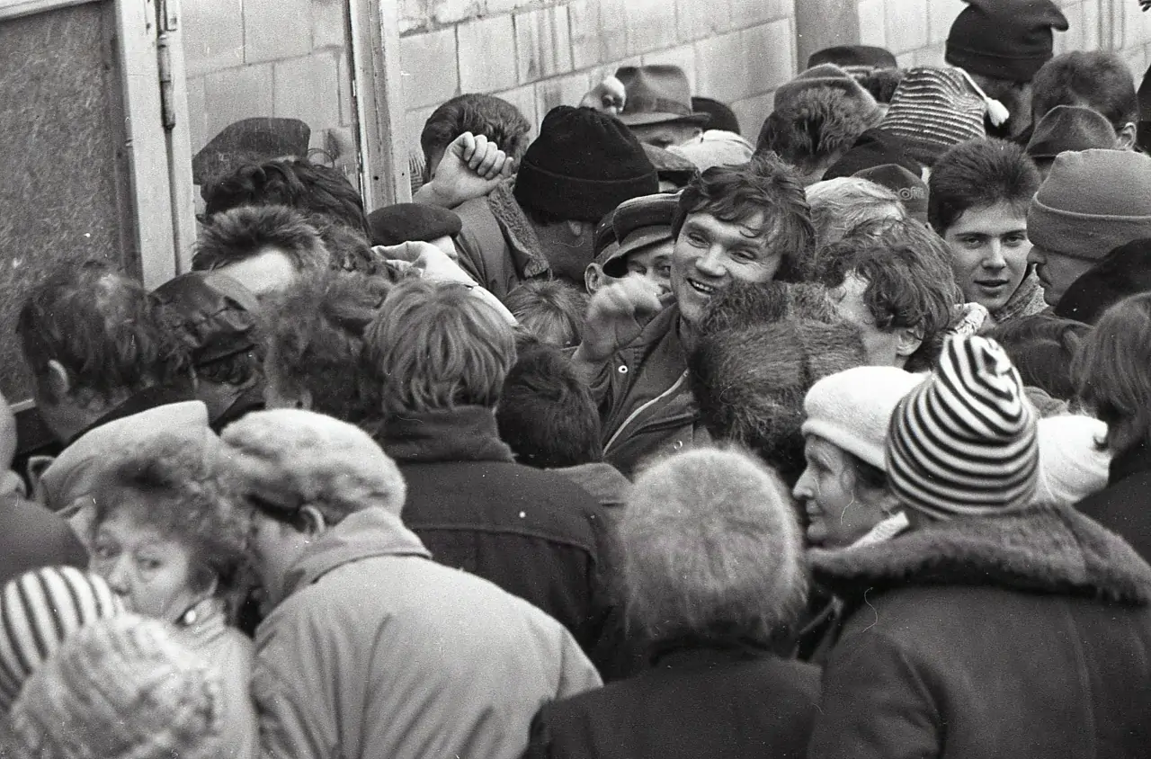 Талоны, очереди и оптимизм: архивные фотографии конца 80-х в Петрозаводске