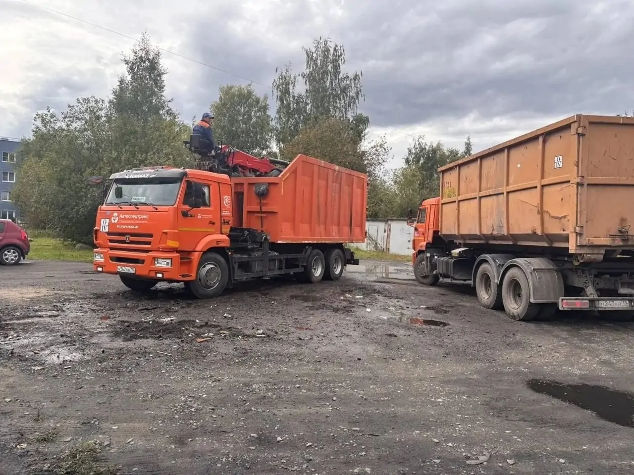 Спецтехника убирает покрышки в Петрозаводске
