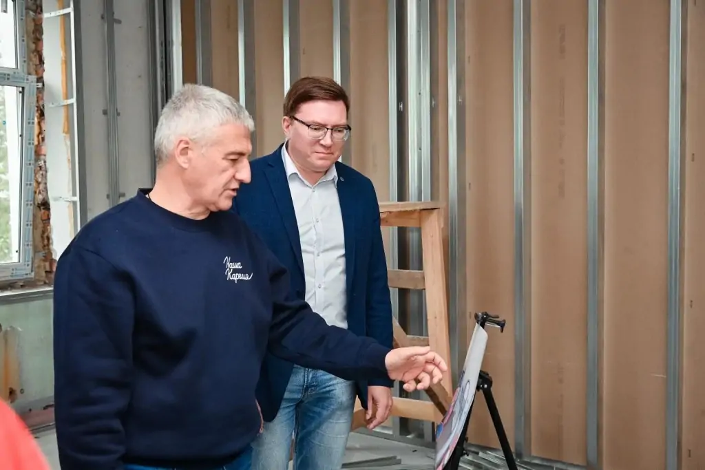 Глава Карелии проверил ход капитального ремонта Дома молодежи