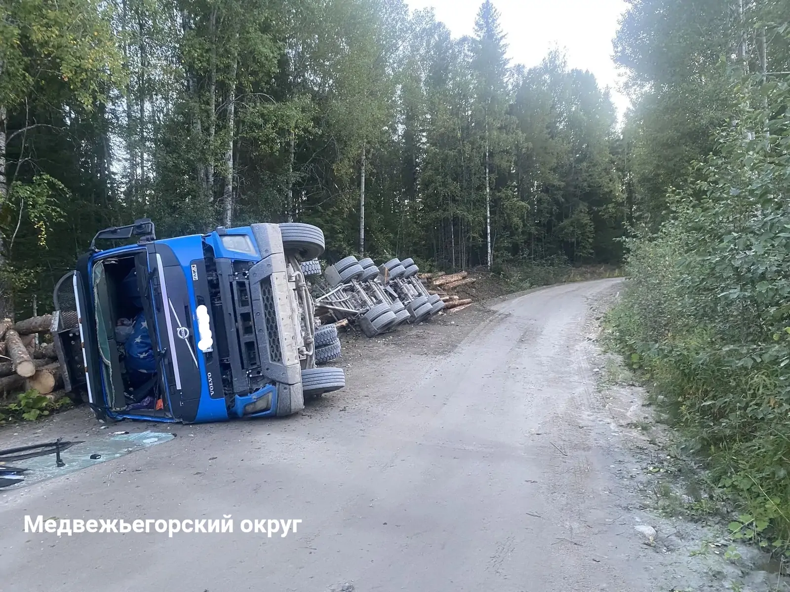 Лесовоз на большой скорости вошел в поворот и перевернулся в Карелии