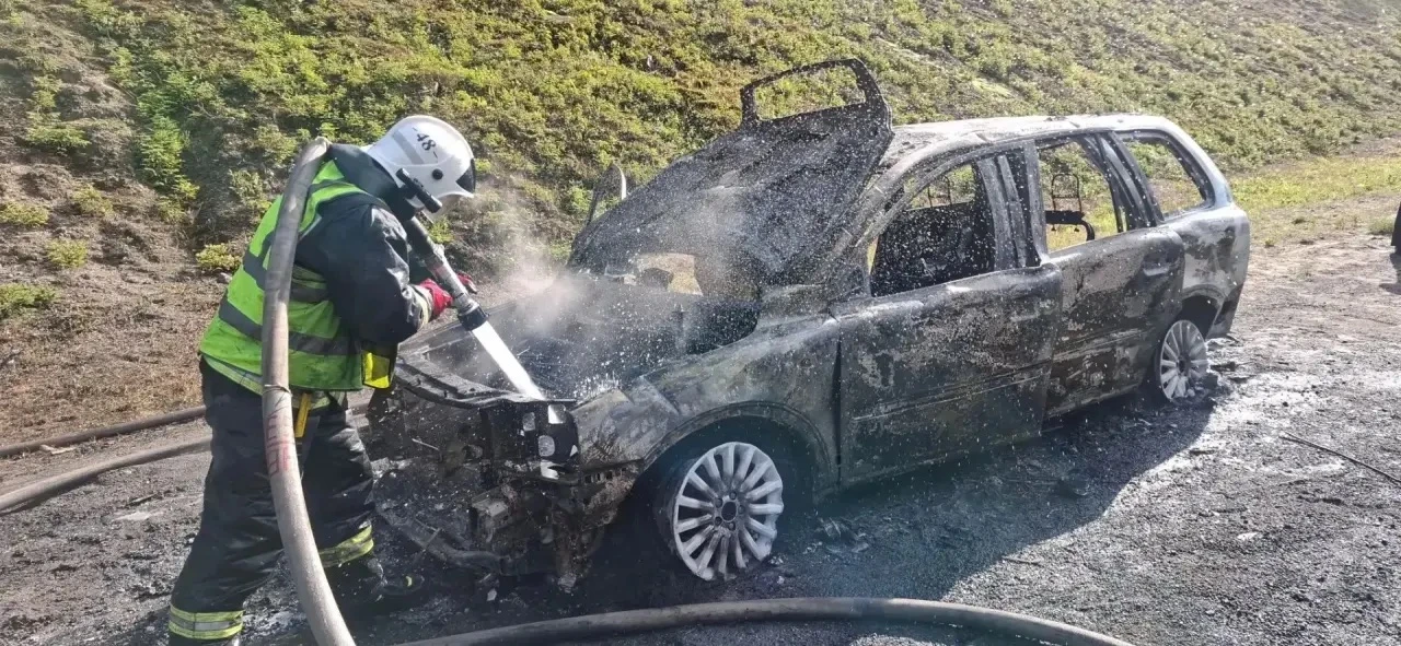 Пожарные тушат автомобиль на трассе &laquo;Кола&raquo; в Карелии