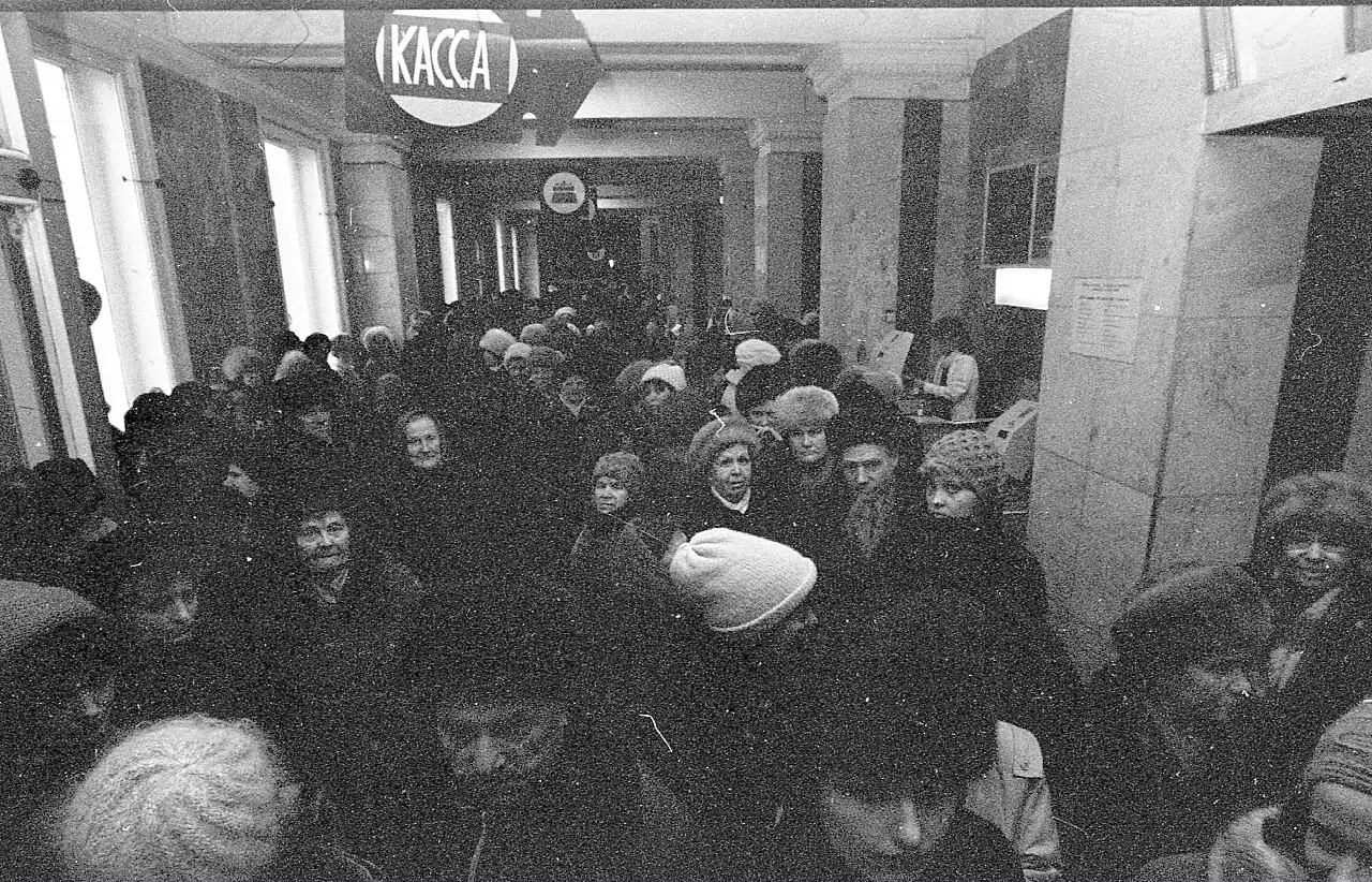 Талоны, очереди и оптимизм: архивные фотографии конца 80-х в Петрозаводске