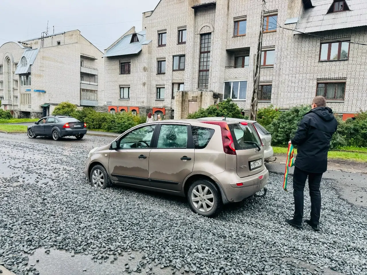 Автомобили застряли в гравии в расширенном центре Петрозаводска
