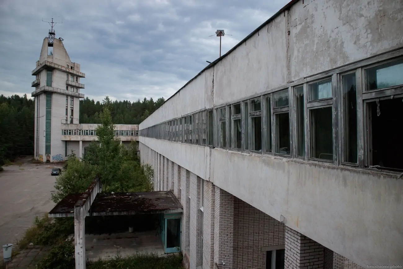 Заброшенное здание Подпорожского порта показали на фото из Ленобласти