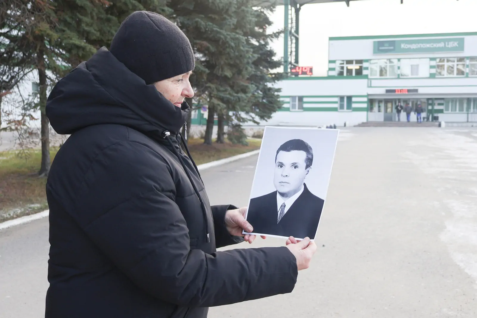 женщина держит фотографию предка