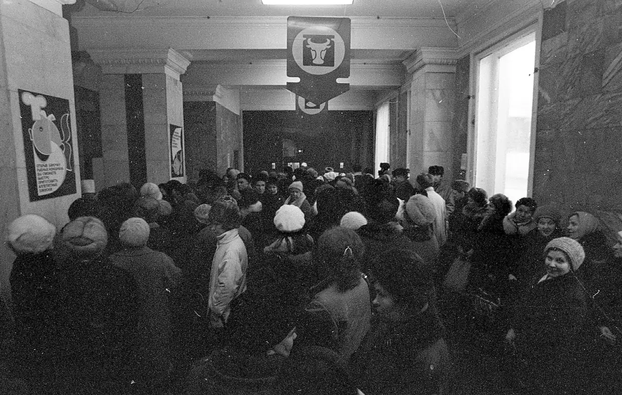 Талоны, очереди и оптимизм: архивные фотографии конца 80-х в Петрозаводске