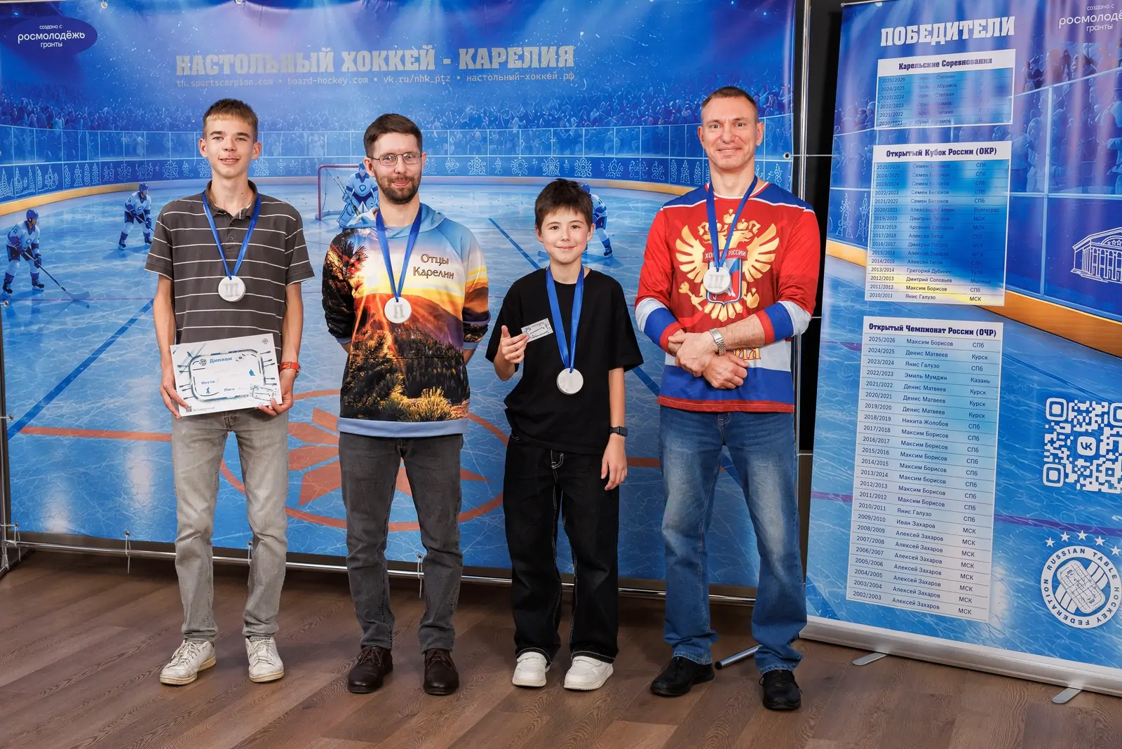 Спортсмены по настольному хоккею в Петрозаводске