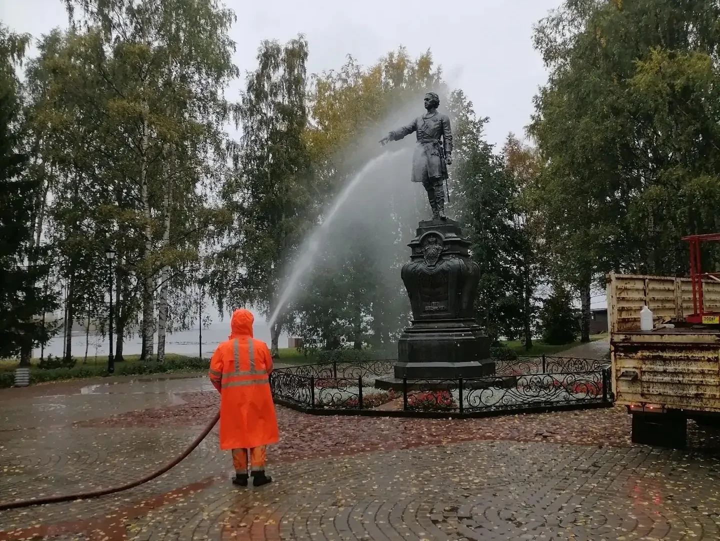 Памятникам Петрозаводска устроили «душ»: подрядчик отмыл Ленина, Петра I и Гаскойна