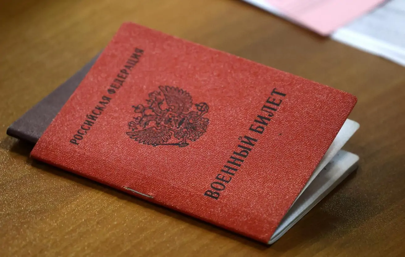 Мужчинам призывного возраста напомнили, почему могут отказать в загранпаспорте