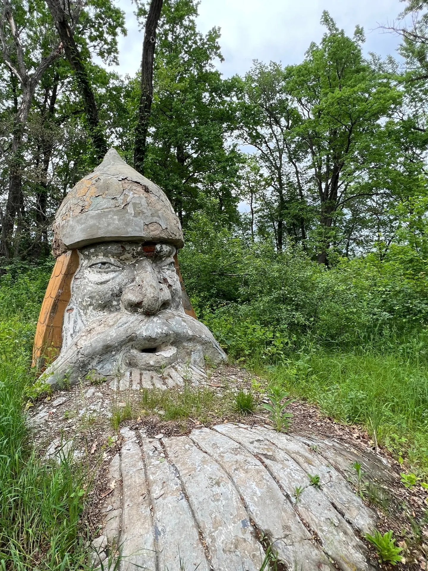 На курьих ножках: туристы нашли заброшенную турбазу в Карелии