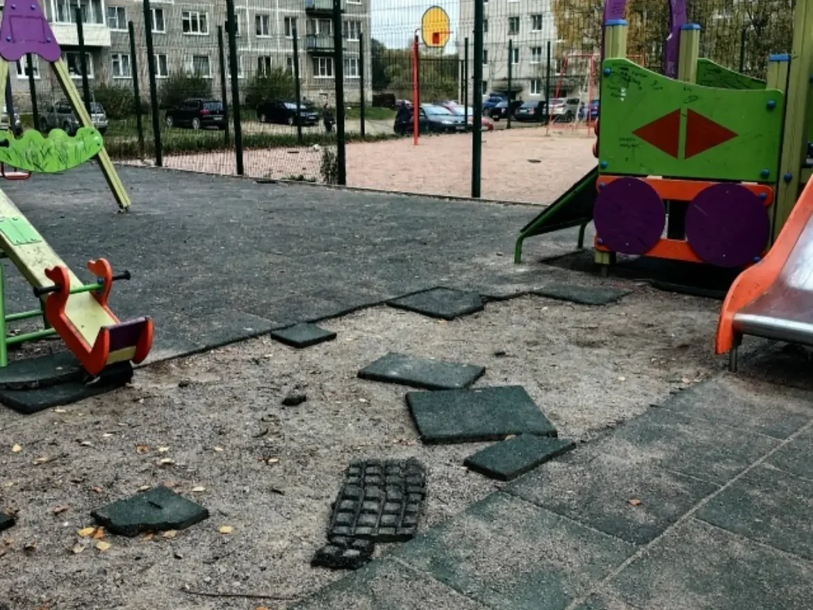 На детской площадке в Карелии уничтожили покрытие и вырвали ограждение стадиона