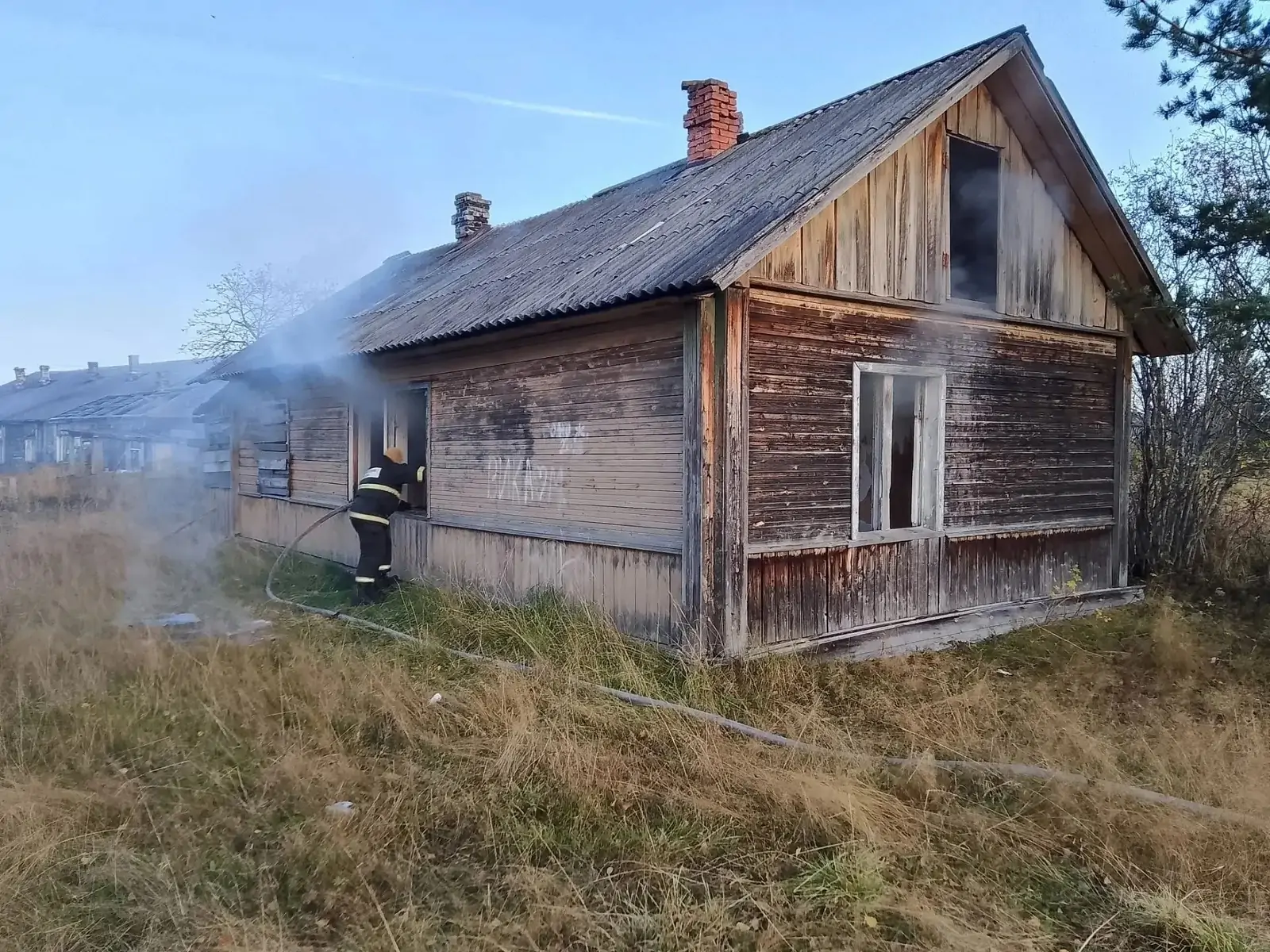 Диван вспыхнул в заброшенном здании карельского поселка