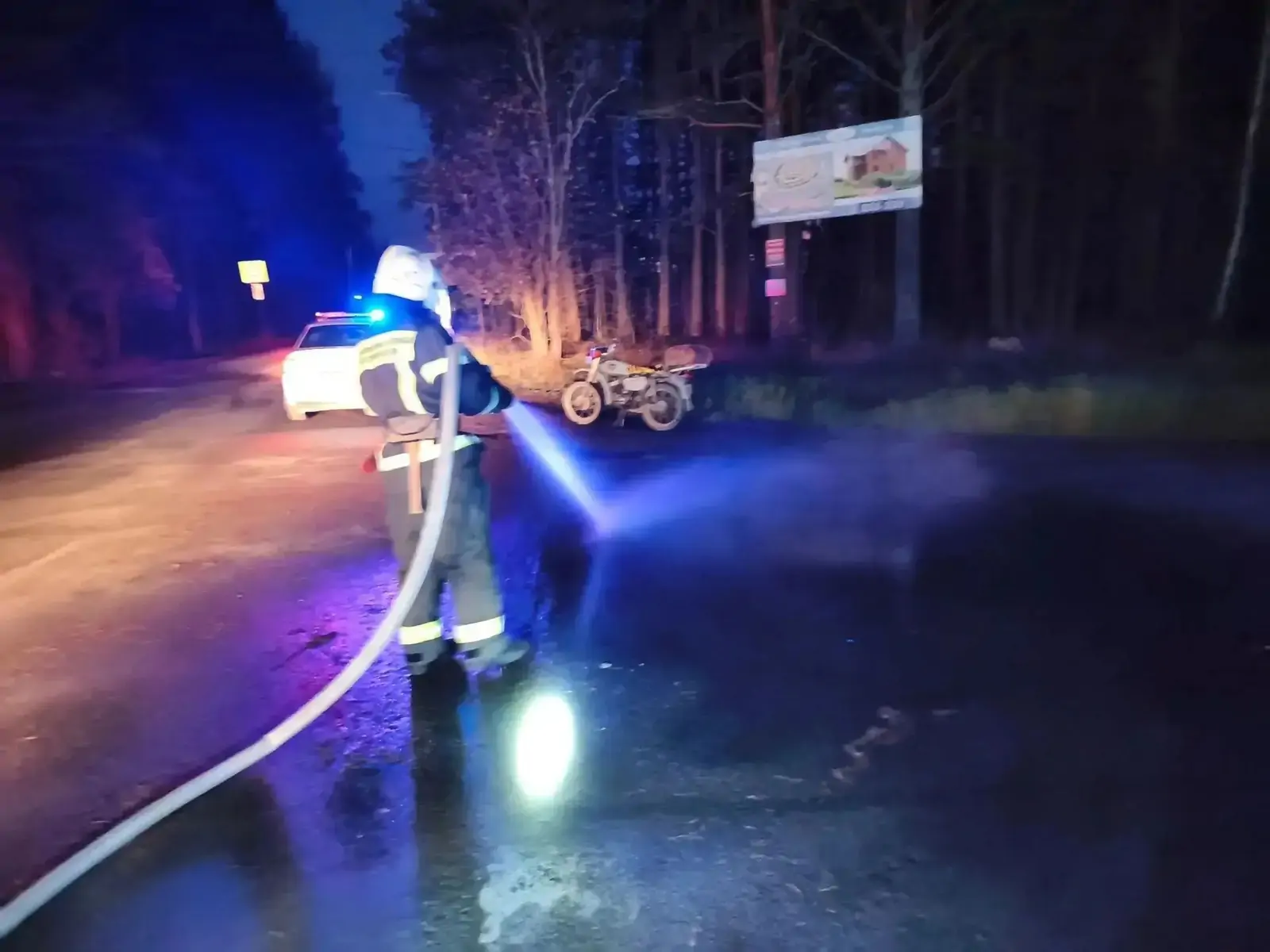 Попавшему в ДТП мотоциклисту понадобилась помощь пожарных в Пряжинском районе