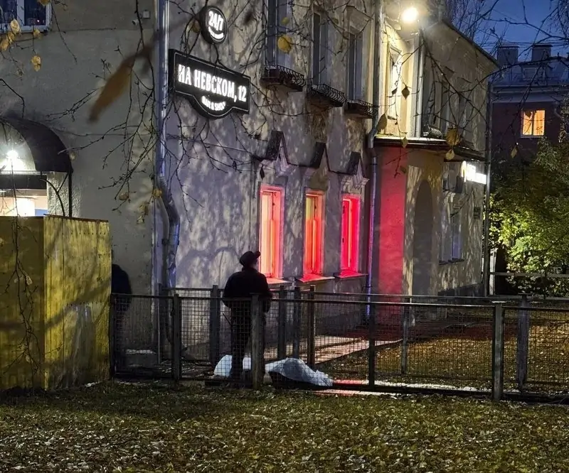 Мужчина умер возле бара на Невском проспекте в Петрозаводске