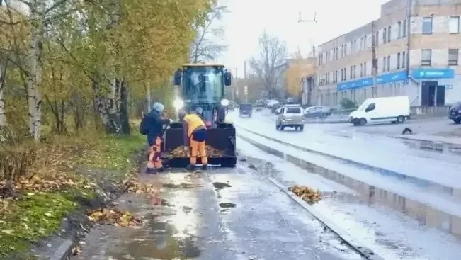 Улицы и общественные пространства Петрозаводска убирают 60 дорожных специалистов